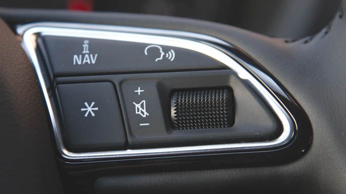 AUDI A3: Χειριστήρια στο τιμόνι για το infotainment.